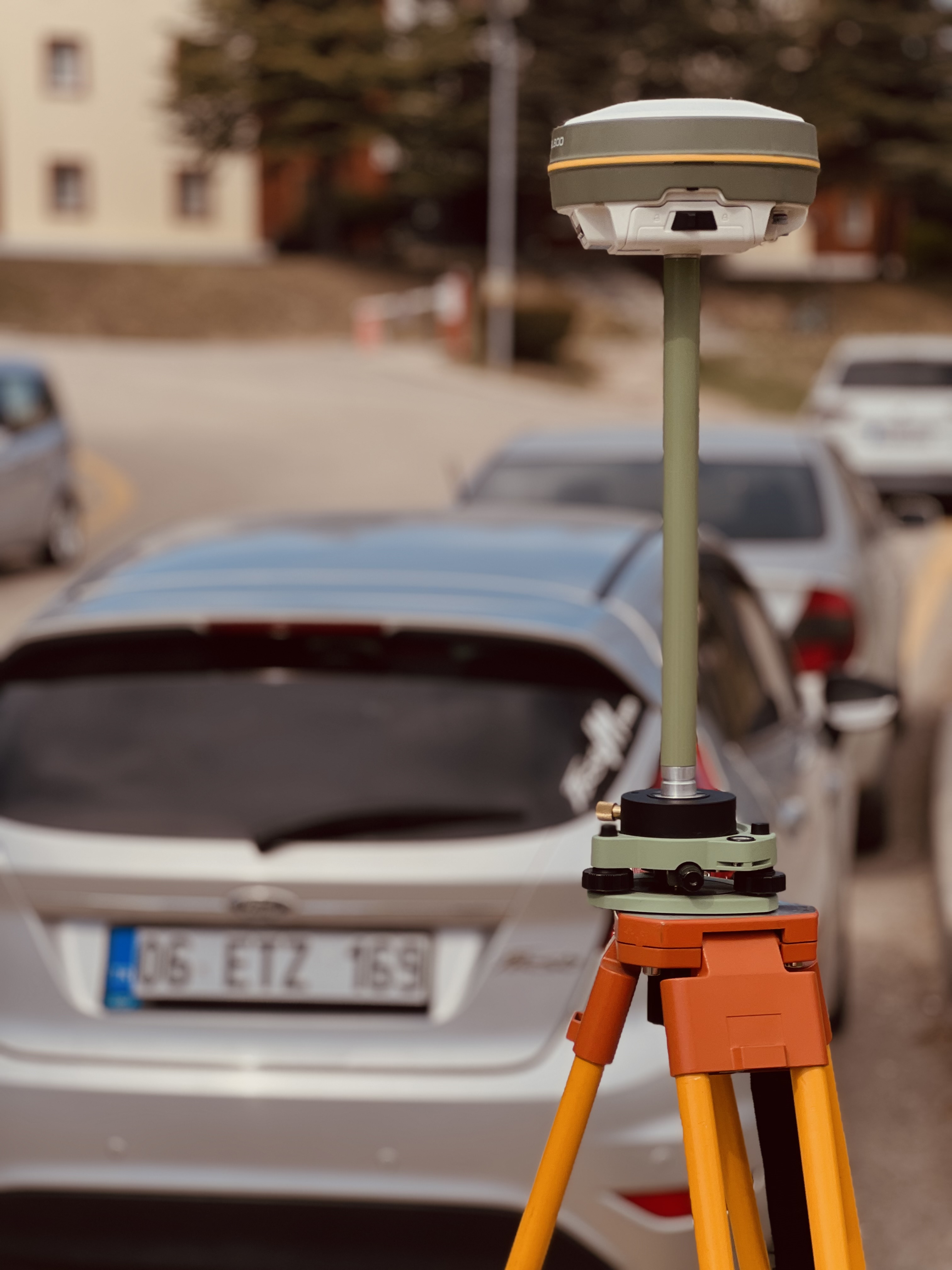 Tripod üzerinde GNSS alıcısı
